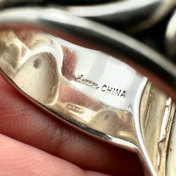 Elegant White and Gold Cameo Ring - Picture 7 of 8